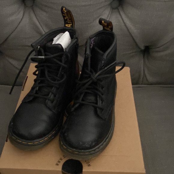 Children’s Dr Martens classic black w yellow stitching - Picture 3 of 3